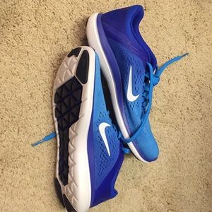 New size 6 women's Nike running shoe